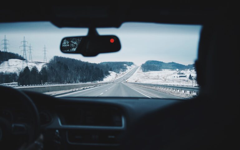 Blick aus der Frontscheibe eines Autos.