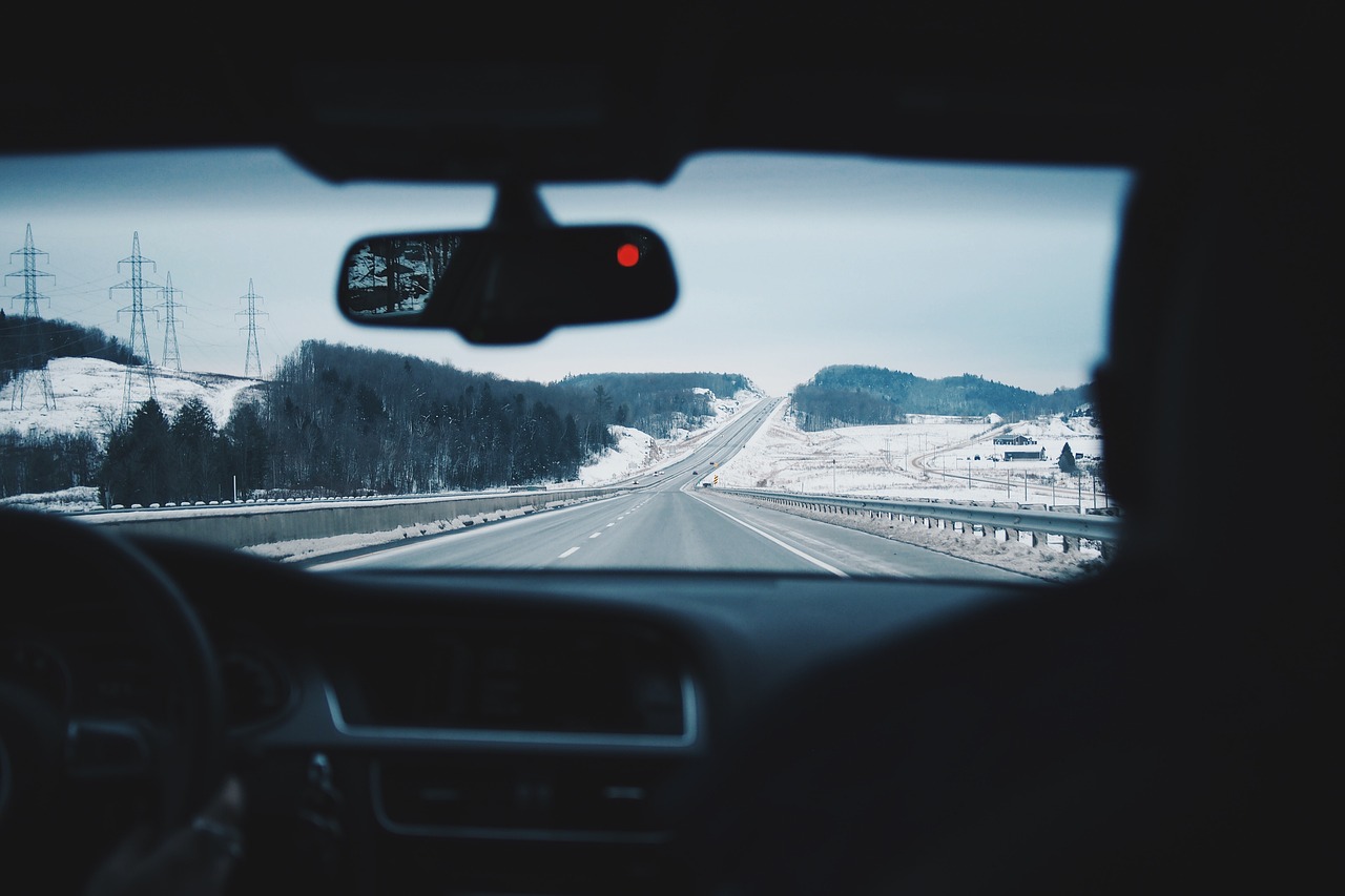 Blick aus der Frontscheibe eines Autos.