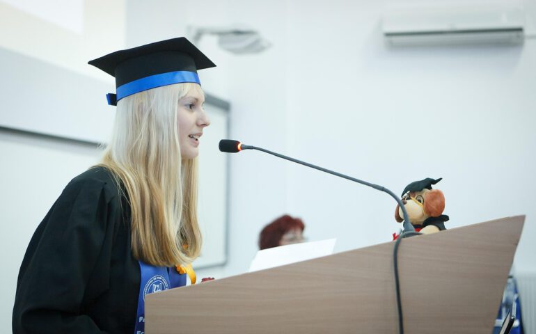 Studentin, die ihre Abschlussrede an der Uni hält.