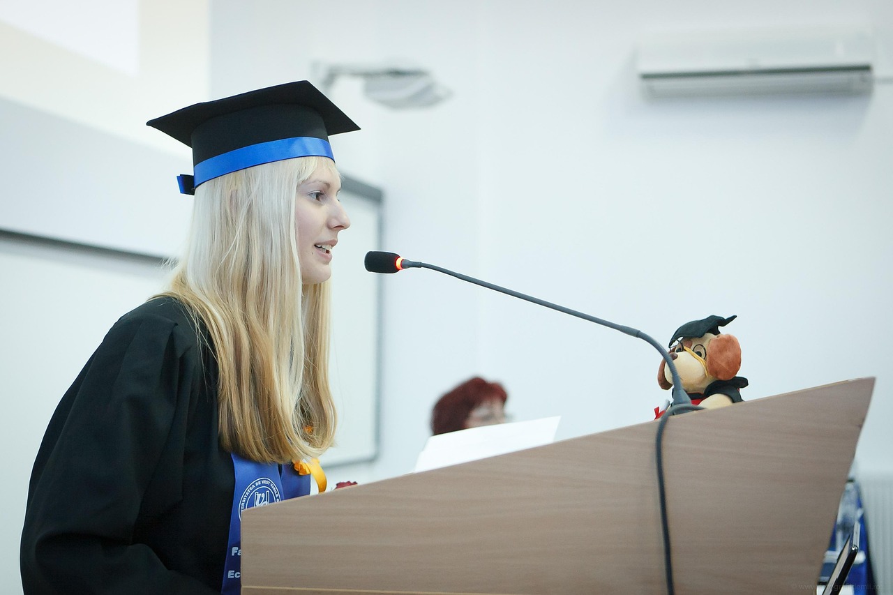 Studentin, die ihre Abschlussrede an der Uni hält.